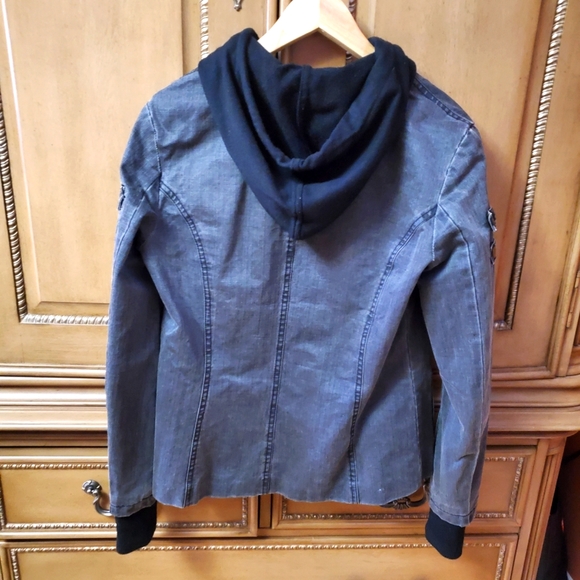 Blazer - Picture 2 of 4